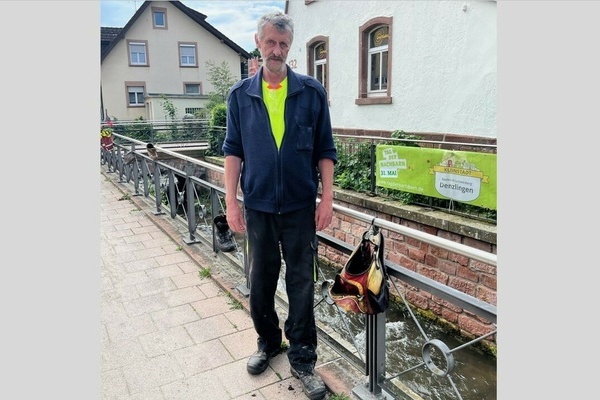 Mario Will, Leiter des Gr&uuml;ntrupps, neben dem zerst&ouml;rten Blumenschmuck am Gel&auml;nder zur Glotter. Foto: Melanie Lackner, Gemeinde Denzlingen