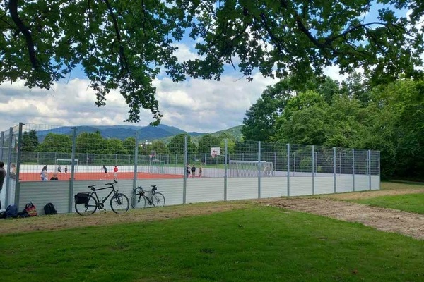 Blick auf den neuen Allwettersportplatz im Denzlinger Park. Foto: Helmut Gall Blick auf den neuen Allwettersportplatz im Denzlinger Park. Foto: Helmut Gall
