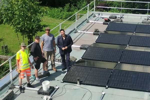 Auf dem Dach der Jahnhalle produziert eine PV-Anlage Strom aus Sonnenlicht. V.l. Jörg Neuhäusler (Mitarbeiter Bauhof), Simon Schlenk (Schlenk Elektrotechnik), Tim Kraus (Gemeinde Denzlingen) und Bürgermeister Markus Hollemann. Foto: Gemeinde Denzlingen