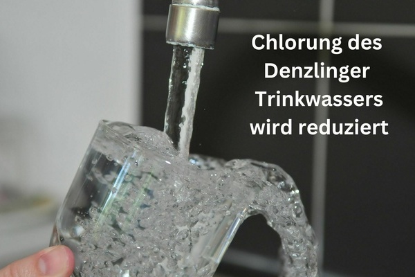 Aus dem Wasserhahn flie&szlig;t Wasser in ein Glas. Wei&szlig;e Schrift auf dunklem Untergrund