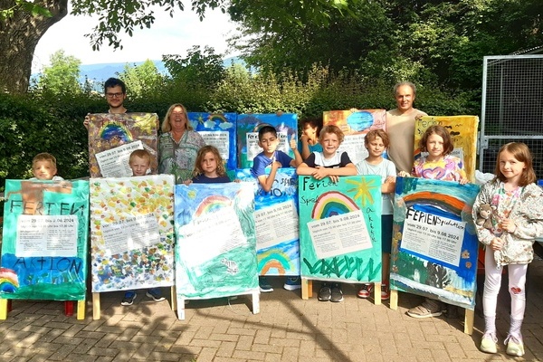 Im Rahmen des offenen Kinderprogramms gestalteten junge Künstlerinnen und Künstler farbenfrohe Tafeln zur Ankündigung der Ferienspielaktion der Jugendpflege Denzlingen.
