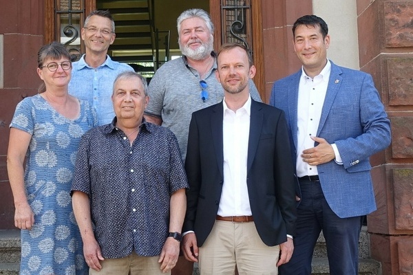 Von B&uuml;rgermeister Markus Hollemann (rechts) aus dem Denzlinger Gemeinderat verabschiedet wurden (von links) Conny Schwaab, Daniel B&ouml;hler, Volkmar Bensch, Harald Martin, Jan Paul Elchlepp. Es fehlt Daniel Mannhardt. Foto: Gemeinde Denzlingen