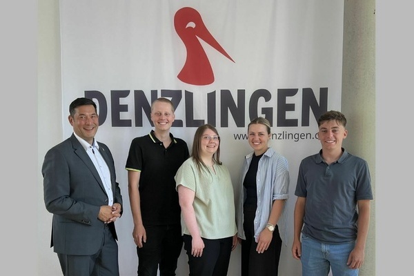 Bürgermeister und Verbandsvorsitzender Markus Hollemann (links) gratuliert den vier Prüfungsabsolventen des GVV Denzlingen, Vörstetten, Reute (v.r.) Marvin Schindler, Matija-Maria Bilobrk, Pia Sutter und Sven Straubinger zum erfolgreichen Abschluss.  Bürgermeister und Verbandsvorsitzender Markus Hollemann (links) gratuliert den vier Prüfungsabsolventen des GVV Denzlingen, Vörstetten, Reute (v.r.) Marvin Schindler, Matija-Maria Bilobrk, Pia Sutter und Sven Straubinger zum erfolgreichen Abschluss.