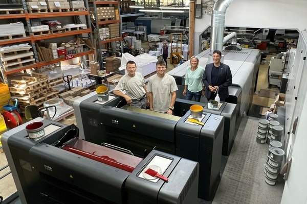 B&uuml;rgermeister Markus Hollemann (rechts) zu Besuch bei der Druckerei Furtw&auml;ngler GmbH & Co. KG. (Von links) Reiner Furtw&auml;ngler, Timo Furtw&auml;ngler und Gabi Furtw&auml;ngler pr&auml;sentieren dem Rathauschef die im Fr&uuml;hjahr 2023 installierte Bogenoffset-Druckmaschine