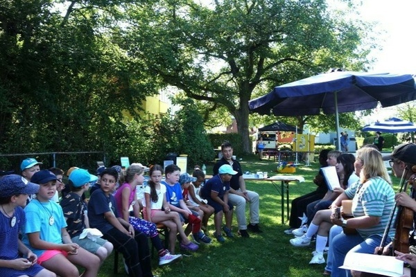 Bürgermeister Markus Hollemann bei seinem Besuch der Ferienspielaktion 2024. Foto: Helmut Gall, Wochenzeitung Von Haus zu Haus Bürgermeister Markus Hollemann bei seinem Besuch der Ferienspielaktion 2024. Foto: Helmut Gall, Wochenzeitung Von Haus zu Haus