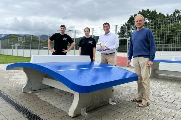 Zur Begutachtung des neuen Teqball-Spieltisches im Stadtpark trafen sich (v.l.) Pascal Gence (JGR, Abteilung Ortsgestaltung), Lara Eckerle (stv. JGR-Vorsitzende), Bürgermeister Markus Hollemann und Frank Adler (Jugendpflege Denzlingen). Foto: M.Lackner