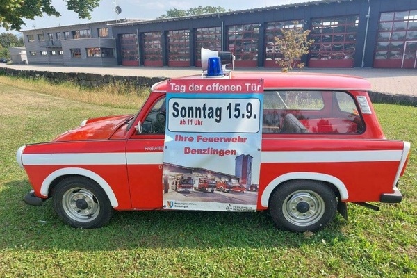 Roter Trabi der Freiwililgen Feuerwehr Denzlingen mit Plakat zum Tag der offenen Tr am 15. September 2024