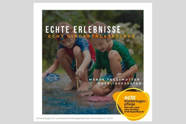 Kinder spielen mit Pinsel und Farbe im Wasser. Weiße und gelbe Schrift auf Foto. Kampagne Kindertagespflege