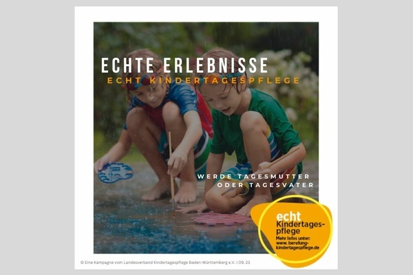 Kinder spielen mit Pinsel und Farbe im Wasser. Weiße und gelbe Schrift auf Foto. Kampagne Kindertagespflege Kinder spielen mit Pinsel und Farbe im Wasser. Weiße und gelbe Schrift auf Foto. Kampagne Kindertagespflege