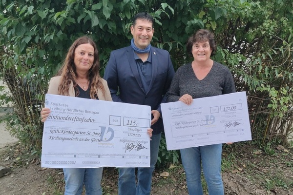 Katrin Walz (Leitung Kindergarten St. Josef, links) und Catrin Bühler (Leitung Kindergarten St. Franziskus, rechts) nahmen die Spenden der Bürgerstiftung, vertreten durch Bürgermeister Markus Hollemann (Mitte), entgegen. Foto: Gemeinde Denzlingen