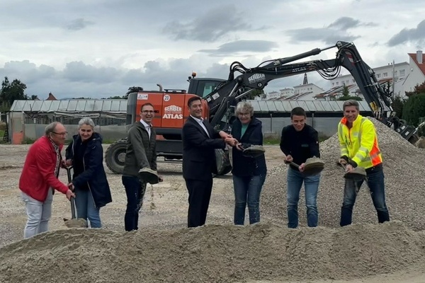 V.l. Gemeinderatsmitglieder Willi Kieninger u. Anna-Marie Tonojan, Markus Riesterer (BadenovaKONZEPT), B&uuml;rgermeister Markus Hollemann, Gemeinder&auml;tin Sabine Ohrt-Volkert, Nicolas Weber (Firma Gerber), Andreas Kl&uuml;mper (BIT Ing.). Foto: Gemeinde Denzlingen