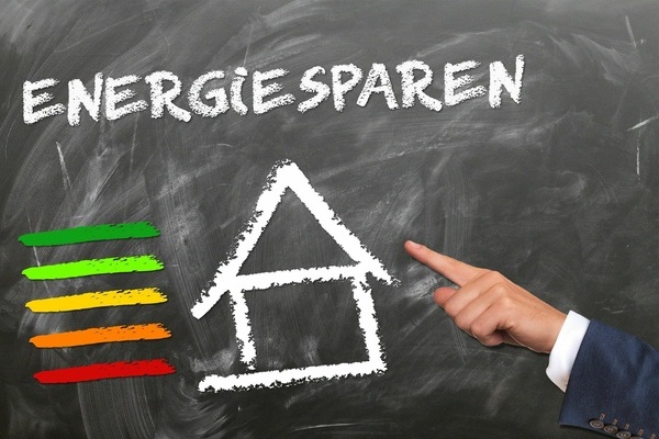 Energie sparen. Weie Schrift auf grauem Untergrund