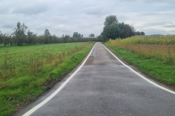 Gut erkennbar, auch bei schlechten Sichtverh&auml;ltnissen ist die neue Randmarkierung auf den Radwegen zwischen den Gemeinden V&ouml;rstetten, Gundelfingen, Reute und der Gemeinde Denzlingen. Foto: Gemeinde Denzlingen