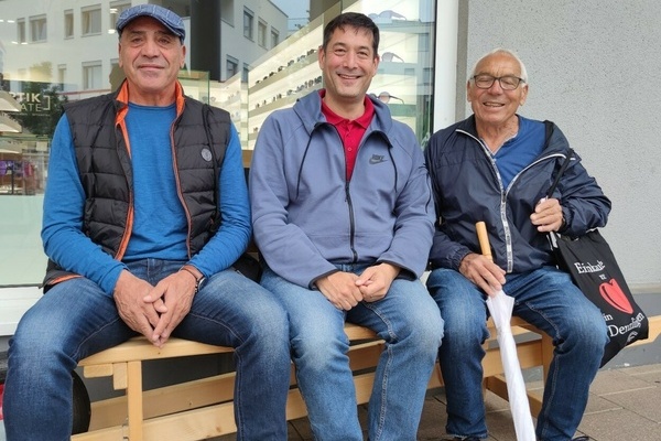B&uuml;rgermeister Markus Hollemann mit B&uuml;rgern auf dem Schw&auml;tzb&auml;nkle