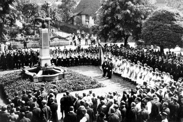 Kundgebung am Kriegerdenkmal auf dem "Robert Wagner-Platz" (Foto: Geuenich-Ohmberger, Denzlingen, Band 2 (2009), S. 103)