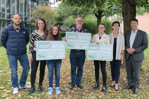 Vertreter von drei Denzlinger Vereinen nahmen kürzlich beim Denzlinger Rathaus unter Beisein von Bürgermeister Markus Hollemann Spenden der BBBank entgegen. Foto: Gemeinde Denzlingen