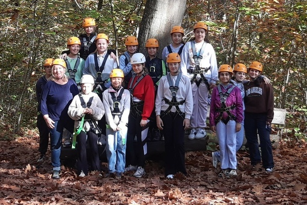 Im Rahmen der M&auml;dchenaktionstage der Jugendpflege Denzlingen tobten sich die Teilnehmerinnen im Klettergarten aus. Foto: Jugendpflege Denzlingen.