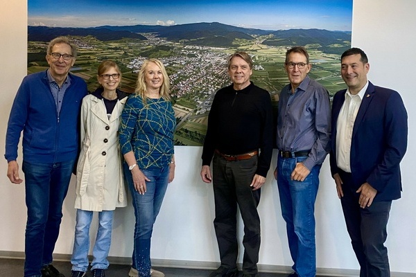 Hartmut N&uuml;bling und Ann-Kathrin Schlegel (Heimat- und Geschichtsverein Denzlingen (HuG)), Kristin und Martinn Winters, Joachim M&uuml;ller-Bremberger (HuG) und B&uuml;rgermeister Markus  Hollemann trafen sich im Denzlinger Rathaus. Foto: Gemeinde Denzlingen