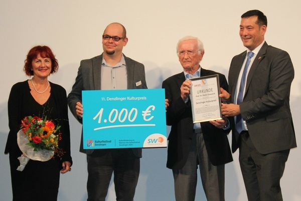 Bei der berreichung der Urkunde v.l. Petronella Ruer-Grning (Vorsitzende AKVD), Amandus Bieber (SWE), Prof. Dieter Geuenich (Preistrger), Brgermeister Markus Hollemann. Foto: AKVD