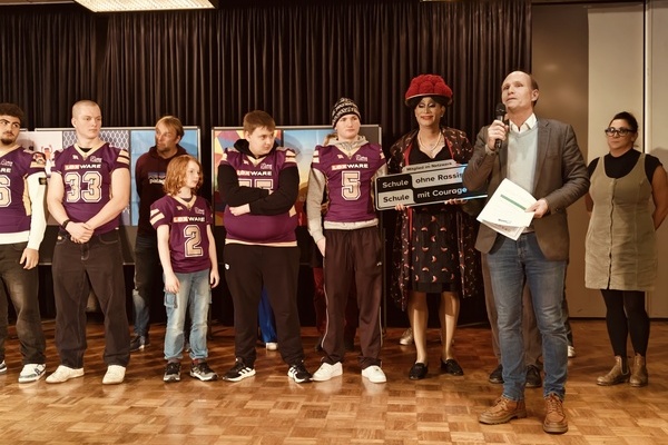 Ruth-Cohn-Schule tritt dem Netzwerk "Schule ohne Rassismus - Schule mit Courage" bei. Foto: Ruth-Cohn-Schule Ruth-Cohn-Schule tritt dem Netzwerk "Schule ohne Rassismus - Schule mit Courage" bei. Foto: Ruth-Cohn-Schule