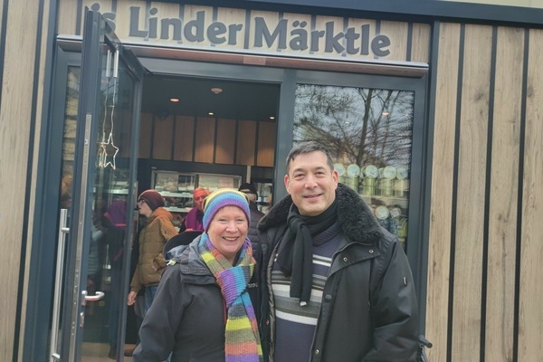 Christel Bohlen (links) und Bürgermeister Markus Hollemann (rechts) vor dem neuen Einkaufsmodul in der Alemannenstraße 23. Foto: Gemeinde Denzlingen