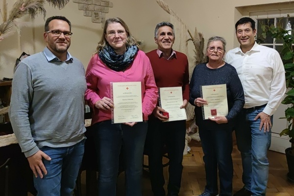 Denis Deiser, Vorsitzender des DRK-Ortsvereins Denzlingen (links), und Bürgermeister Markus Hollemann (rechts) dankten den Blutspendenden. Anwesend waren M. Nübling (2.v.l.), M. Sanati-Far (Mitte) und G. Trenkle (2.V.r.). Foto: Gemeinde Denzlingen