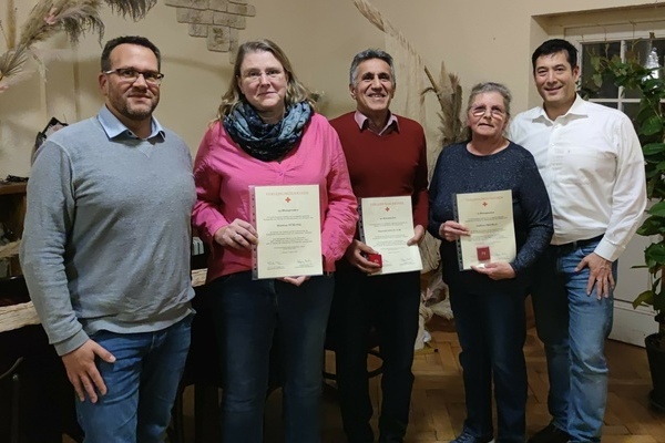 Denis Deiser, Vorsitzender des DRK-Ortsvereins Denzlingen (links), und B&uuml;rgermeister Markus Hollemann (rechts) dankten den Blutspendenden. Anwesend waren M. N&uuml;bling (2.v.l.), M. Sanati-Far (Mitte) und G. Trenkle (2.V.r.). Foto: Gemeinde Denzlingen
