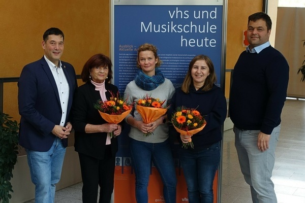 Bei der Ausstellungser&ouml;ffnung (v.l.): B&uuml;rgermeister Markus Hollemann, Dozentin Irene Geuenich, VHS Au&szlig;enstellenleiterin Sirid Kaden, Tinatin Martinenko (Rathausverwaltung) und Verbandsgesch&auml;ftsf&uuml;hrer und VHS-Leiter Felix H&auml;ring. Foto: Gemeinde Denzlingen