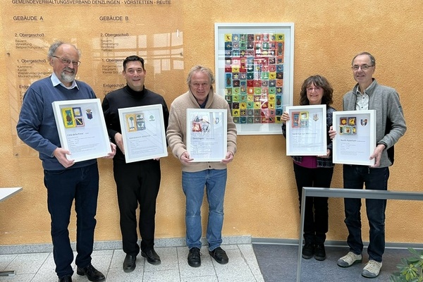 Bei der Überreichung des Geschenks von Künstler Joachim Walz an die Gemeinde Denzlingen v.l. Prof. Dr. Franz-Karl Schmatzer, Bürgermeister Markus Hollemann, Joachim Walz, Brigitta Kaufmann, Andreas Berger. Foto: Gemeinde Denzlingen Bei der Überreichung des Geschenks von Künstler Joachim Walz an die Gemeinde Denzlingen v.l. Prof. Dr. Franz-Karl Schmatzer, Bürgermeister Markus Hollemann, Joachim Walz, Brigitta Kaufmann, Andreas Berger. Foto: Gemeinde Denzlingen