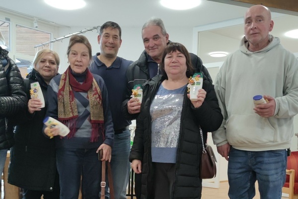 Bild: Brgermeister Markus Hollemann (3.v.l.) zu Besuch beim Offenen Mittagstisch Denzlingen. Foto: Gemeinde Denzlingen