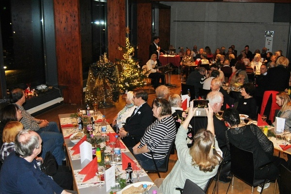 Festliche Stimmung an „Heiligabend in Gemeinschaft“ im Kultur & Bürgerhaus. Foto: Gemeinde Denzlingen. Festliche Stimmung an „Heiligabend in Gemeinschaft“ im Kultur & Bürgerhaus. Foto: Gemeinde Denzlingen.