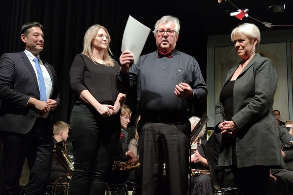 (von links) Laudator B&uuml;rgermeister Markus Hollemann, Nadine Schwarz (2. Vorsitzende MVD), Fritz Dorsch mit der Landesehrennadel und Sabine W&ouml;lfle, Vorsitzende des Oberbadischen Blasmusikverbandes Breisgau. Foto: Gemeinde Denzlingen