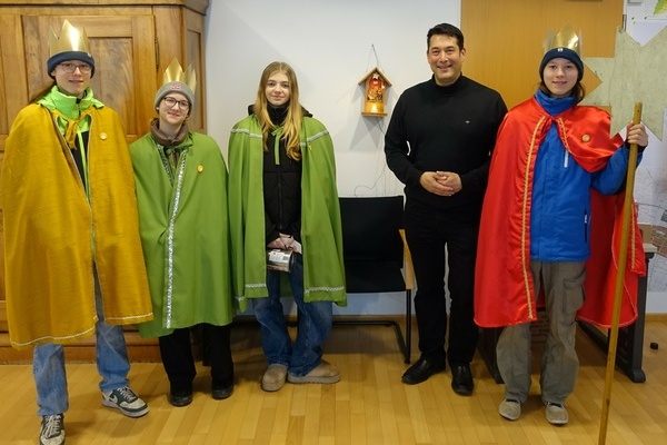 Bild: Die Sternsingerinnen mit B&uuml;rgermeister Markus Hollemann im Denzlinger Rathaus. Foto: Gemeinde Denzlingen.