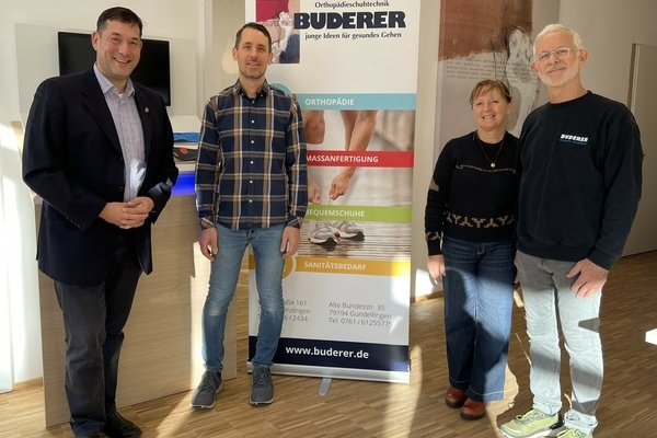 B&uuml;rgermeister Markus Hollemann (links) zu Besuch bei Matthias Buderer (2. v.l.), Carmen Buderer (2. v.r.) und Inhaber Tobias Buderer (rechts) im neuen Denzlinger Ladengesch&auml;ft des Familienunternehmens Orthop&auml;dieschuhtechnik Buderer. Foto: M.Lackner