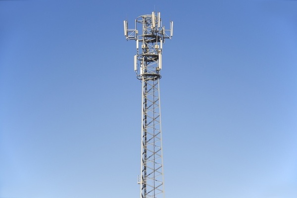 Eine Mobilfunk-Antenne vor blauem Hintergrund Eine Mobilfunk-Antenne vor blauem Hintergrund