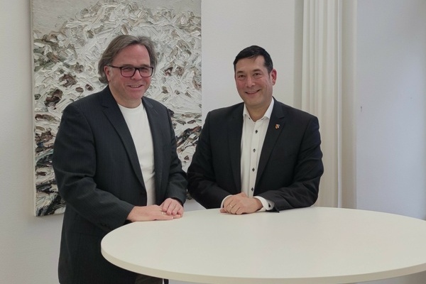 B&uuml;rgermeister Markus Hollemann (rechts) im Gespr&auml;ch mit dem Regierungspr&auml;sidenten des Regierungsbezirks Freiburg, Carsten Gabbert (links). Foto: Gemeinde Denzlingen