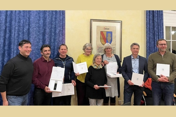 B&uuml;rgermeister Markus Hollemann (links) &uuml;berreichte Ehrennadeln/Ehrenstelen d. Gemeindetags BW f. langj&auml;hrige kommunalpolitische T&auml;tigkeit a.d. Gemeinderatsmitglieder (v.l.) R. W&ouml;hrlin, A. Tym, S. Ohrt-Volkert, E. Behnke, S. H&ouml;fflin, T. Pantel, A. Weniger