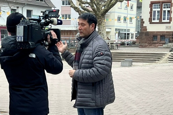 Bürgermeister Markus Hollemann bei einem Interview auf dem Denzlinger Rathausplatz mit dem SWR Fernsehen Bürgermeister Markus Hollemann bei einem Interview auf dem Denzlinger Rathausplatz mit dem SWR Fernsehen