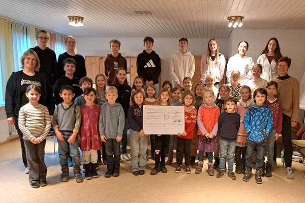 Bild: Der kumenische Kinder- und Jugendchor Denzlingen nahm freudig eine grozgige Spende der Brgerstiftung entgegen. Foto: Brgerstiftung Denzlingen