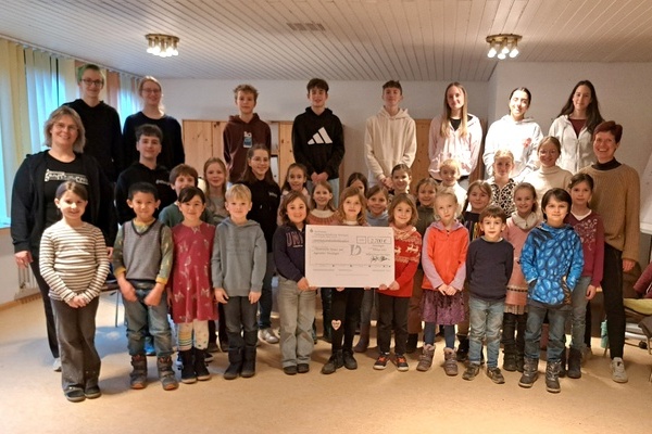 Bild: Der Ökumenische Kinder- und Jugendchor Denzlingen nahm freudig eine großzügige Spende der Bürgerstiftung entgegen. Foto: Bürgerstiftung Denzlingen Bild: Der Ökumenische Kinder- und Jugendchor Denzlingen nahm freudig eine großzügige Spende der Bürgerstiftung entgegen. Foto: Bürgerstiftung Denzlingen