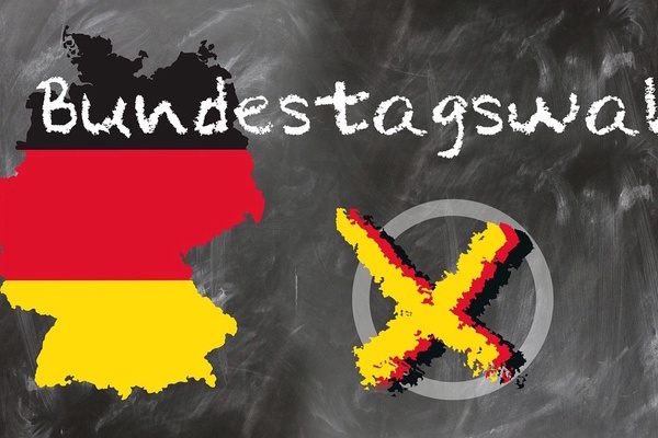 Zeichnung der Bundesrepublik in Schwarz Rot Gold, wei&szlig;e &Uuml;berschrift Bundestagswahl mit gelbem Kreuz gekennzeichnerter Kreis