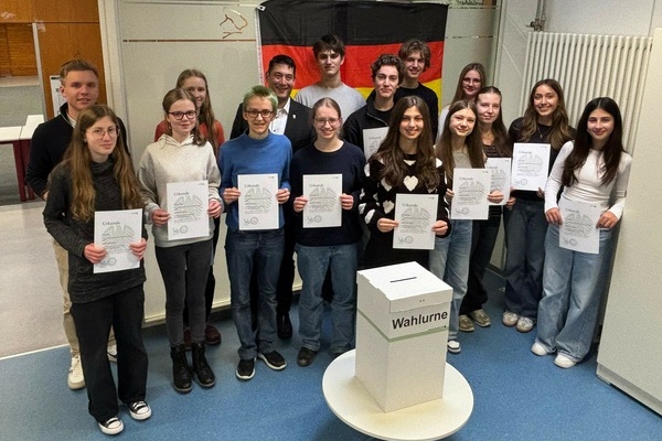 Die Wahlhelferinnen und Wahlhelfer der Juniorwahl am Erasmus-Gymnasium Denzlingen mit Brgermeister Markus Hollemann (6. v. l.) nach tadelloser Durchfhrung der Juniorwahl zur Bundestagswahl 2025. Foto: Erasmus-Gymnasium Denzlingen.