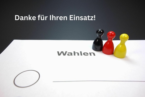 Danke für Ihren Einsatz. Weiße Schrift auf dunklem Grund. Drei Spielfiguren in den Farben der deutschen Flagge. Danke für Ihren Einsatz. Weiße Schrift auf dunklem Grund. Drei Spielfiguren in den Farben der deutschen Flagge.