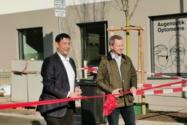 Bild: Brgermeister Markus Hollemann und Jrgen Lange-von Kulessa (Ergon Invest GmbH). Foto: Gemeinde Denzlingen.