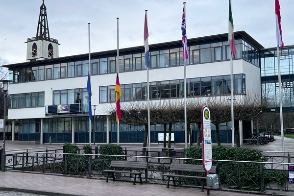 Anl&auml;sslich des nationalen Gedenktags f&uuml;r die Opfer terroristischer Gewalt h&auml;ngen die europ&auml;ische und die deutsche Flagge am Denzlinger Rathaus auf halbmast. Foto: Melanie Lackner, Gemeinde Denzlingen.