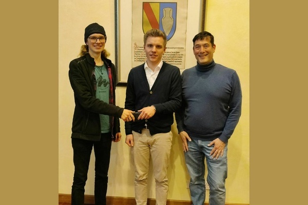 Bild: Jakob Kandziorra (Mitte) überreicht unter Beisein von Bürgermeister Markus Hollemann (r.) die symbolische Staffel für das Amt als Sprecher des Denzlinger Jugendgemeinderates an den neuen Amtsinhaber Aaron Höldin (l.). Foto: Jugendpflege Denzlingen