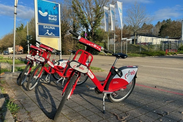 Bild: Am MACH‘ BLAU Sport & Familienbad in Denzlingen gibt es eine neue Frelo-Station, die dritte Mietfahrrad-Station in der Storchengemeinde. Foto: Melanie Lackner, Gemeinde Denzlingen. Bild: Am MACH‘ BLAU Sport & Familienbad in Denzlingen gibt es eine neue Frelo-Station, die dritte Mietfahrrad-Station in der Storchengemeinde. Foto: Melanie Lackner, Gemeinde Denzlingen.
