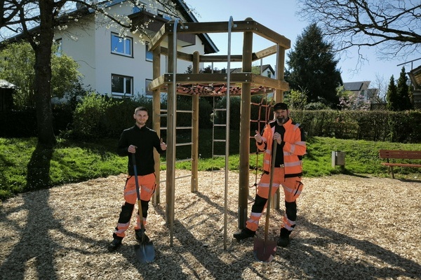 Bild: Nach getaner Arbeit auf dem Spielplatz im Postring: Bauhof-Mitarbeiter Matthias Nübling (r.) und Johannes Disch am neuen Kletterturm. Foto: Gemeinde Denzlingen.  Bild: Nach getaner Arbeit auf dem Spielplatz im Postring: Bauhof-Mitarbeiter Matthias Nübling (r.) und Johannes Disch am neuen Kletterturm. Foto: Gemeinde Denzlingen.