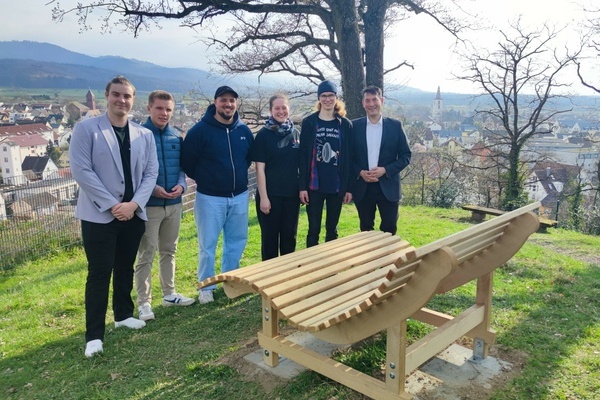 Bild 1 (oben rechts): Jugendgemeinderat (JGR) und Bürgermeister bei der neuen Sonnenbank am Mauracher Berg Bild 1 (oben rechts): Jugendgemeinderat (JGR) und Bürgermeister bei der neuen Sonnenbank am Mauracher Berg