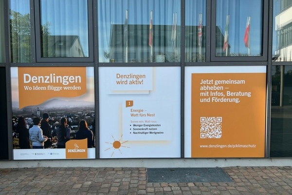 Im Rahmen der Denzlinger Klimaschutzkampagne wurden gro&szlig;fl&auml;chige Plakate am Rathaus angebracht. Foto: Melanie Lackner, Gemeinde Denzlingen.